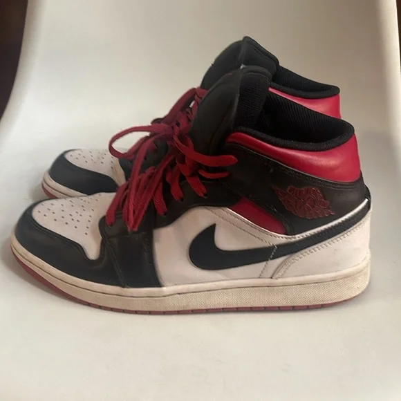 Nike Air Jordan Black and White Sneakers Mid Top - Picture 3 of 9